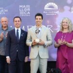 Joan Munar recibiendo el Premio Raïm d'Or en un evento en Mallorca