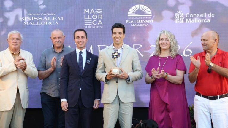 Joan Munar recibiendo el Premio Raïm d'Or en un evento en Mallorca