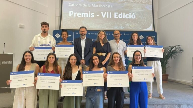 Ceremonia de entrega de premios de la C&aacute;tedra del Mar Iberostar con estudiantes y profesores