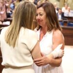Marga Prohens y Francina Armengol en el Parlamento balear durante un encuentro emotivo.