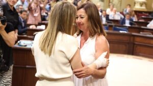 Marga Prohens y Francina Armengol en el Parlamento balear durante un encuentro emotivo.