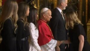 Marga Prohens saluda al Papa León XIV en el Palacio Real de Madrid