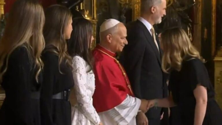 Marga Prohens saluda al Papa León XIV en el Palacio Real de Madrid