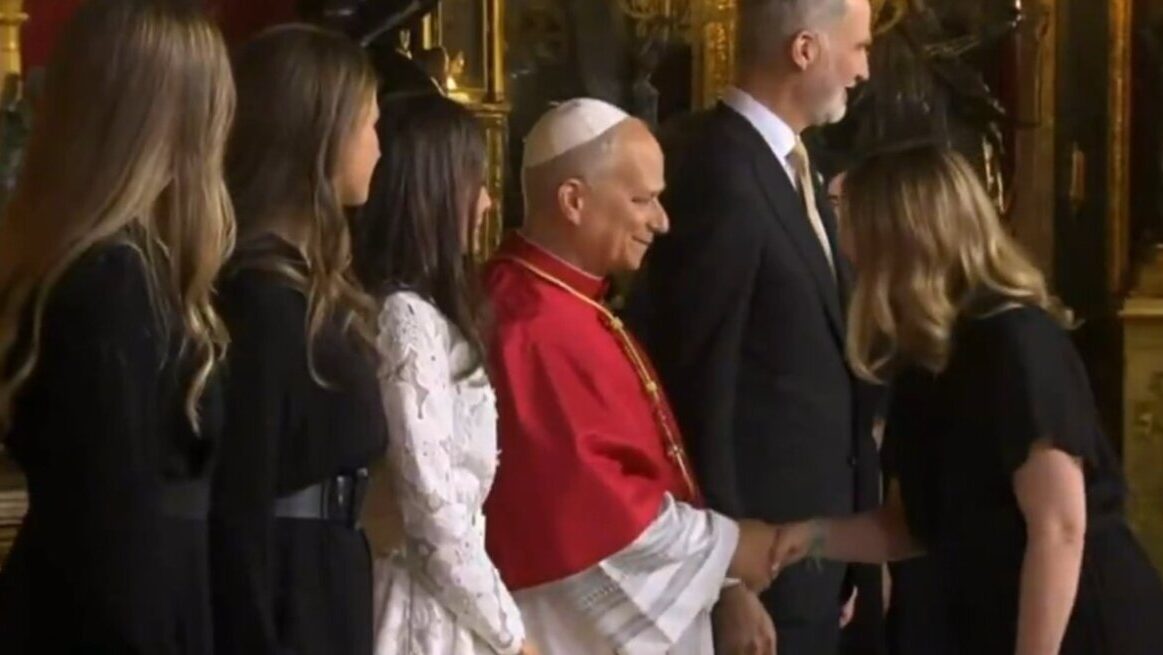Marga Prohens saluda al Papa Le&oacute;n XIV en el Palacio Real de Madrid