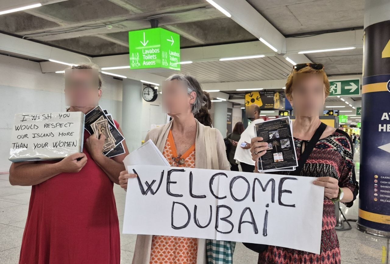 Activistas protestan en el aeropuerto con pancartas contra Etihad Airways