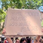 Persona sostiene un cartel en protesta por la vivienda en Palma.