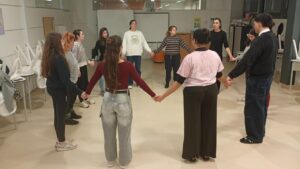 Grupo de personas en c&iacute;rculo participando en una actividad de danza inclusiva.