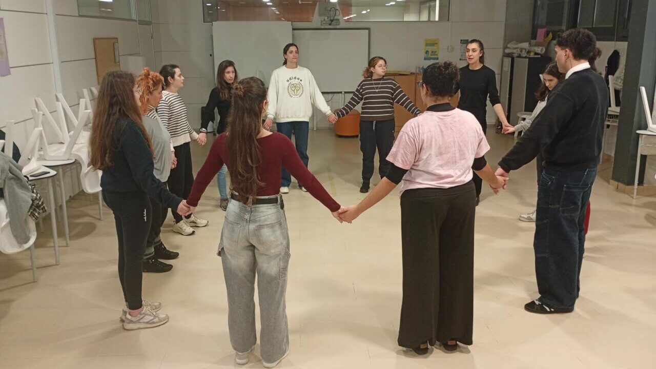Grupo de personas en c&iacute;rculo participando en una actividad de danza inclusiva.