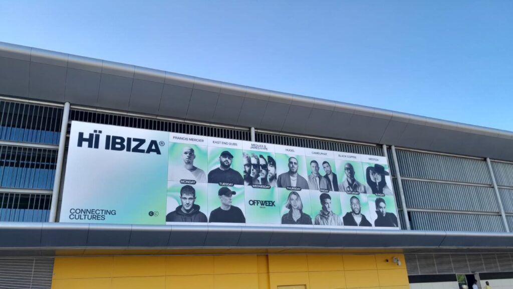 Cartel publicitario en el aeropuerto de Ibiza con artistas destacados