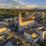 Vista panor&aacute;mica del pueblo de Costitx en Mallorca con su iglesia.