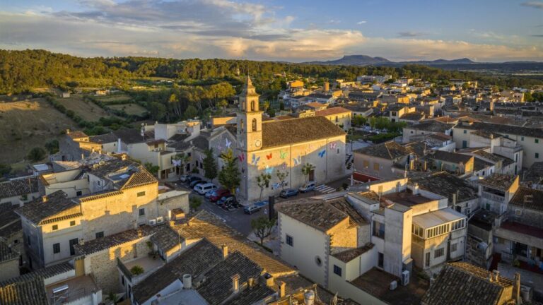 Vista panorámica del pueblo de Costitx en Mallorca con su iglesia.