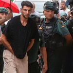Rafa Mir siendo escoltado por la policía tras su detención