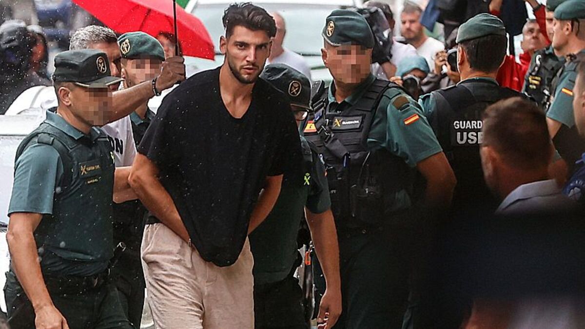 Rafa Mir siendo escoltado por la polic&iacute;a tras su detenci&oacute;n