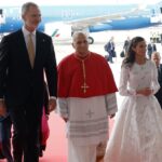 Le&oacute;n XIV llegando a Espa&ntilde;a acompa&ntilde;ado por los Reyes Felipe VI y Letizia