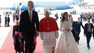 León XIV llegando a España acompañado por los Reyes Felipe VI y Letizia