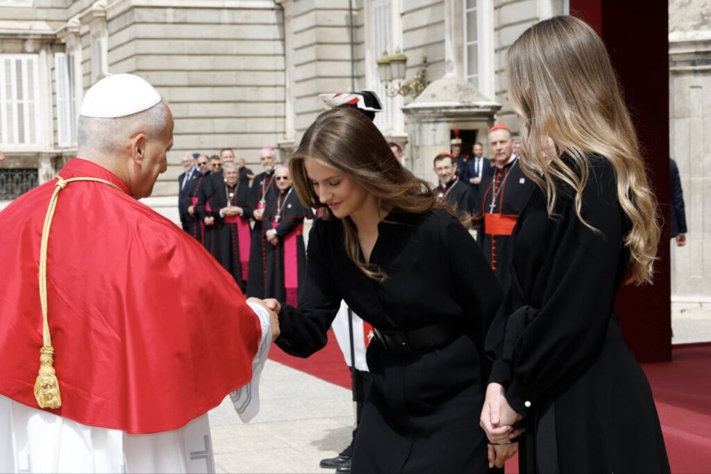 La princesa Leonor y la infanta Sof&iacute;a saludan al Papa Le&oacute;n XIV en el Palacio Real.