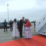 El Papa Le&oacute;n XIV siendo recibido por los Reyes de Espa&ntilde;a en el aeropuerto.
