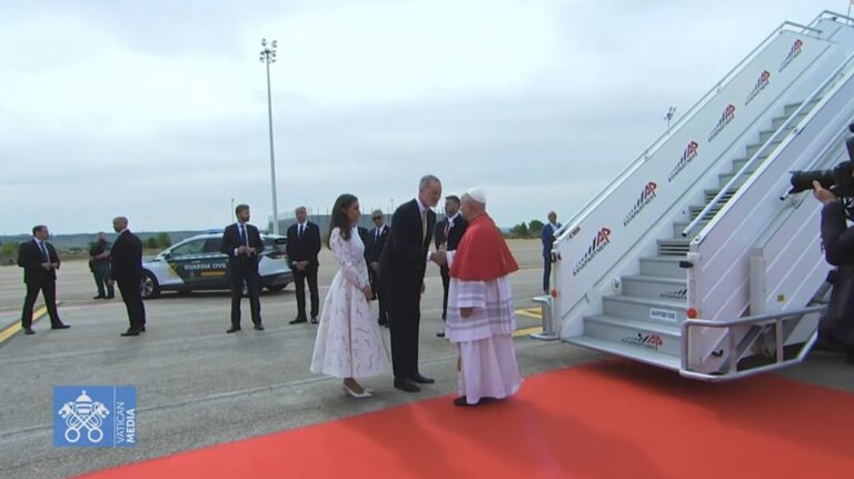 El Papa Le&oacute;n XIV siendo recibido por los Reyes de Espa&ntilde;a en el aeropuerto.