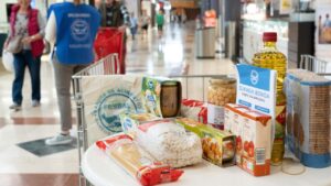 Productos de alimentaci&oacute;n en una campa&ntilde;a de recogida de alimentos