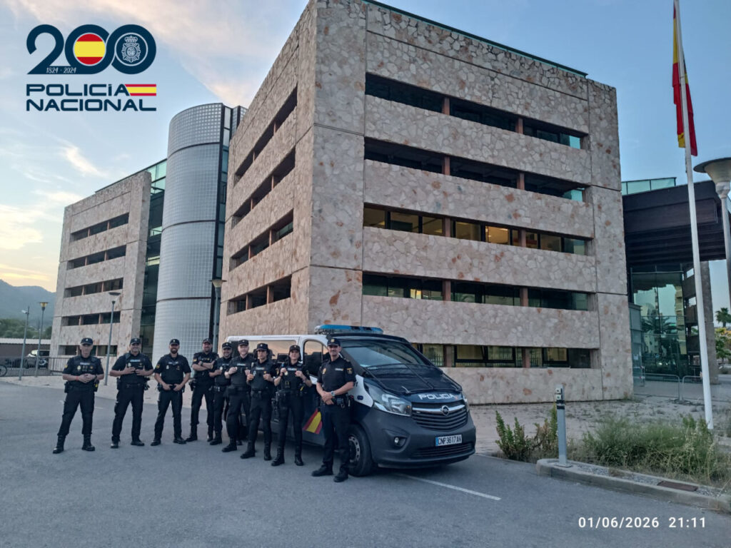 Grupo de policías nacionales en una operación de verano en Palma
