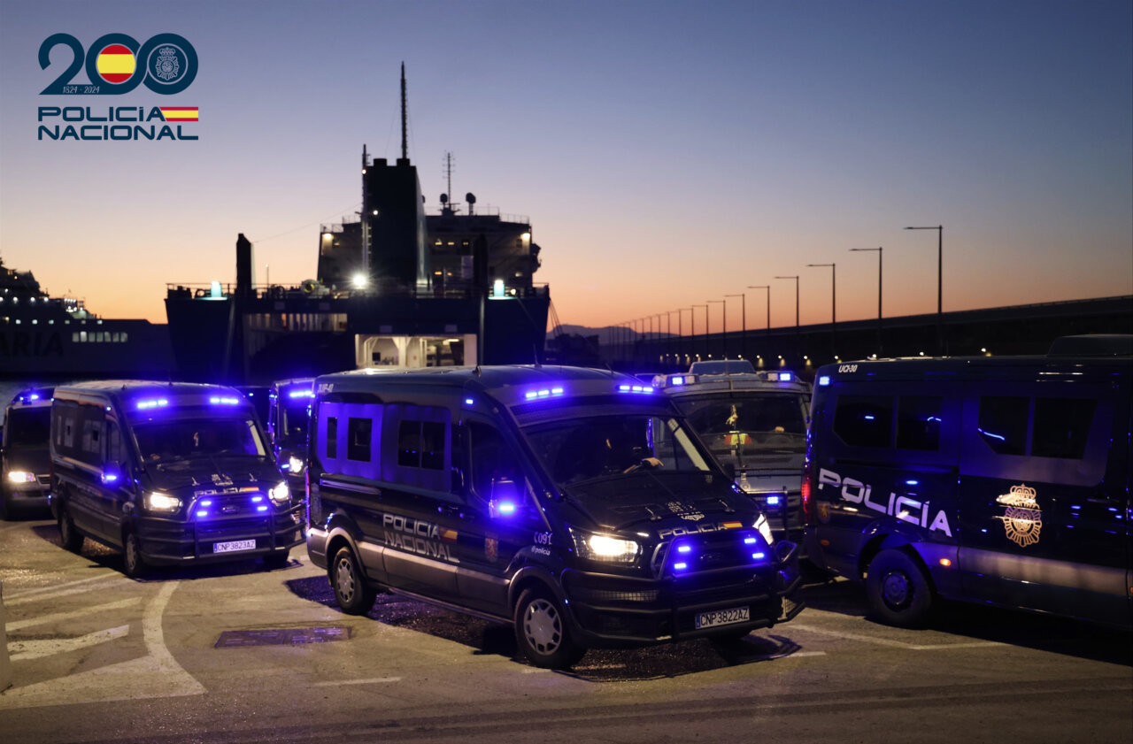 Vehículos de la Policía Nacional en operación de verano en Palma