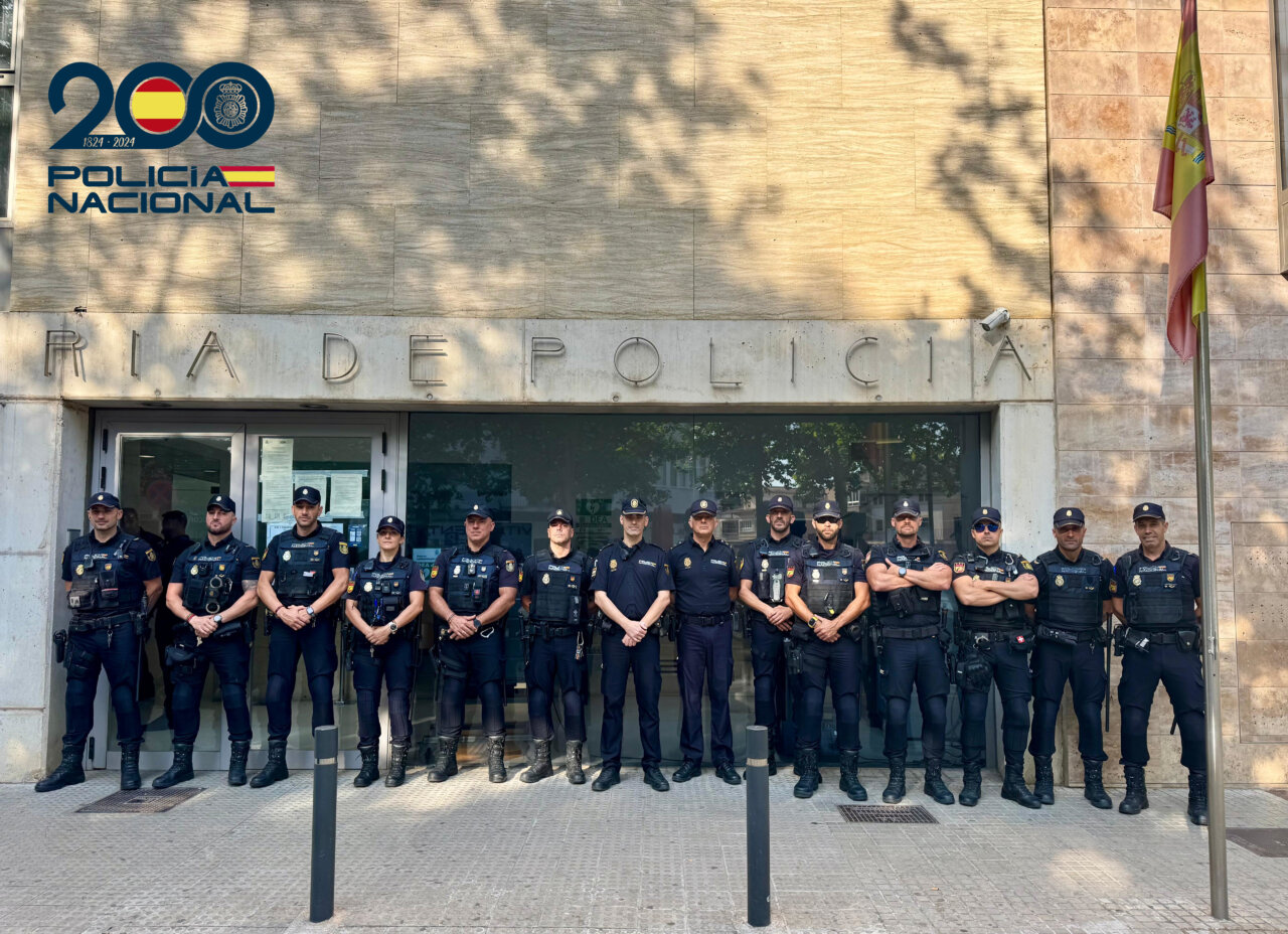 Grupo de policías nacionales en la entrada de una comisaría