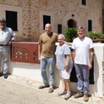 Grupo de personas frente al refugio de Can Boi en Mallorca