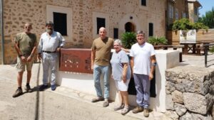 Grupo de personas frente al refugio de Can Boi en Mallorca