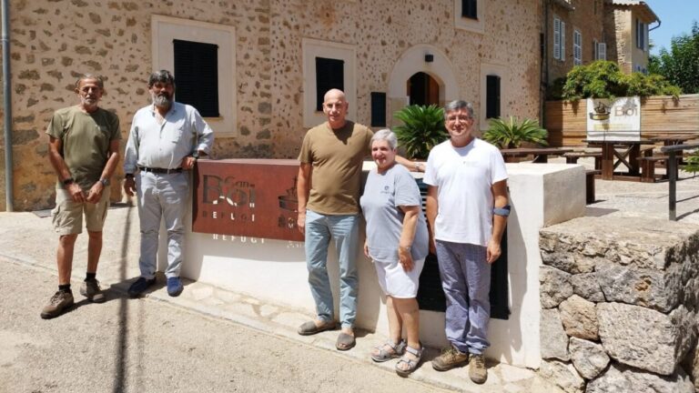 Grupo de personas frente al refugio de Can Boi en Mallorca