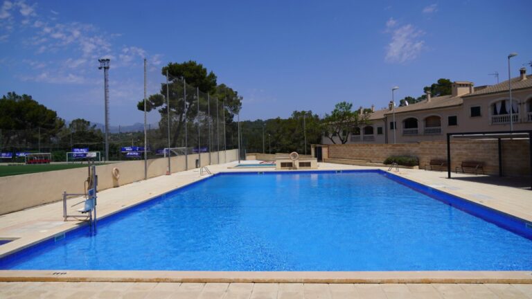 Piscina municipal renovada en Marratxí con cielo azul y árboles