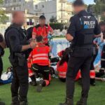 Agentes de la Polic&iacute;a Local y socorristas atendiendo a un joven en una piscina