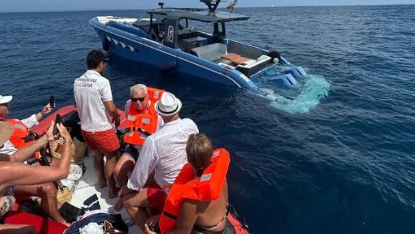 Rescatan a seis personas de una lancha que se hundía frente a Portals Vells