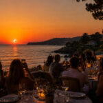 Personas en un restaurante disfrutando del eclipse solar en Mallorca