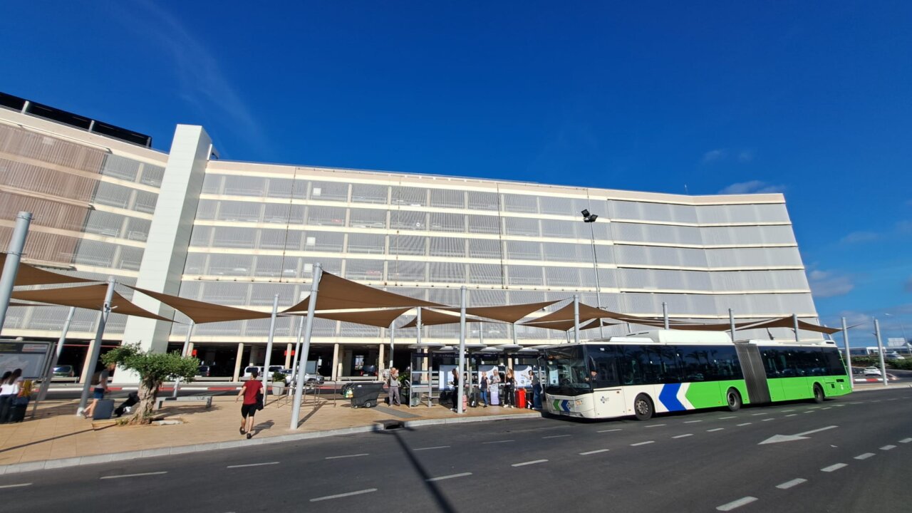 Vista del aeropuerto de Palma con nuevo aspecto tras la retirada de la lona publicitaria
