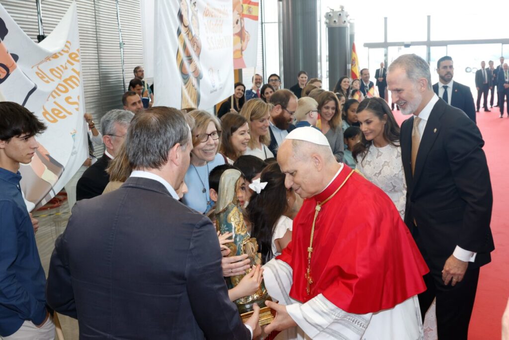Los Reyes de Espa&ntilde;a reciben al Papa Le&oacute;n XIV en el aeropuerto