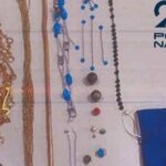 Objetos robados expuestos sobre una mesa tras un asalto en Palma.
