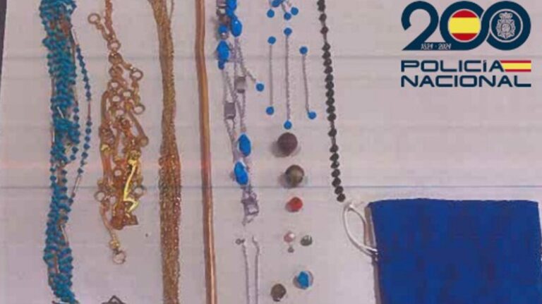 Objetos robados expuestos sobre una mesa tras un asalto en Palma.