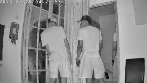 Detenidos dos de los ladrones que arrancaron una cadena de oro a un anciano mientras dorm&iacute;a