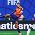 Rodri de Espa&ntilde;a controla el bal&oacute;n durante un partido de f&uacute;tbol