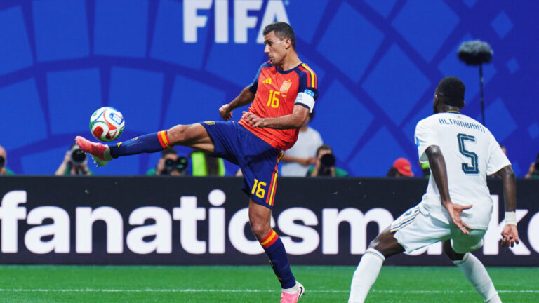 Rodri de Espa&ntilde;a controla el bal&oacute;n durante un partido de f&uacute;tbol