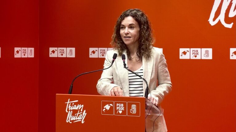 Rosario S&aacute;nchez hablando en un acto del PSIB en Palma