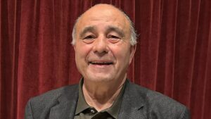 Josep Prohens sonriente en la sala de audiciones del conservatorio