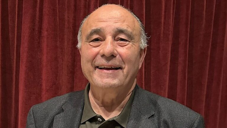 Josep Prohens sonriente en la sala de audiciones del conservatorio