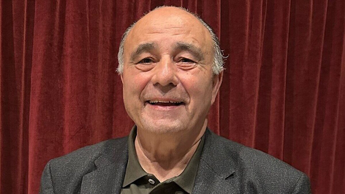 Josep Prohens sonriente en la sala de audiciones del conservatorio