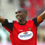 Samuel Eto'o celebrando un triunfo en el f&uacute;tbol con la camiseta del Mallorca