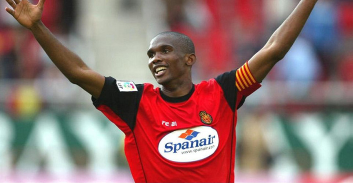 Samuel Eto'o celebrando un triunfo en el f&uacute;tbol con la camiseta del Mallorca