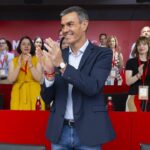 Pedro S&aacute;nchez aplaudiendo en el Comit&eacute; Federal del PSOE