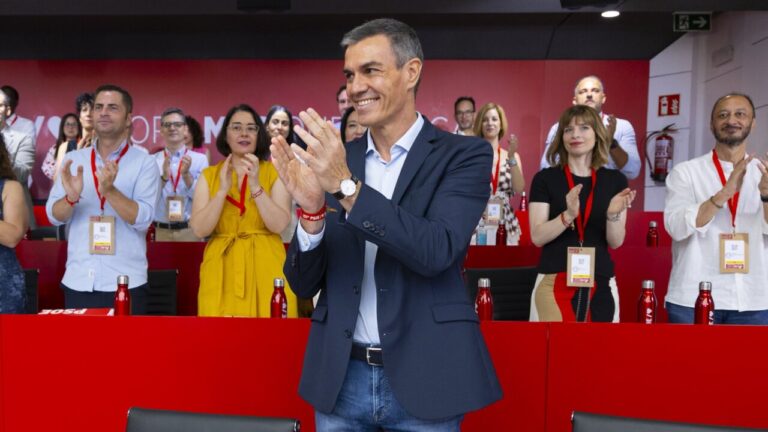 Pedro S&aacute;nchez aplaudiendo en el Comit&eacute; Federal del PSOE