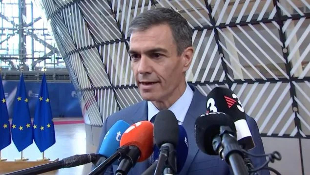 Pedro Sánchez hablando a los medios en Bruselas sobre el caso Plus Ultra