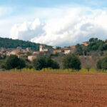 Vista del paisaje en Santa Eugènia, Mallorca, con campos y casas.